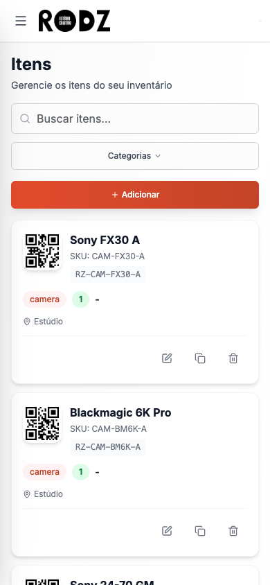 Celular do Estoque da locação: menu, marca Rodz e lista com QR da Sony FX30 A e Blackmagic 6K Pro
